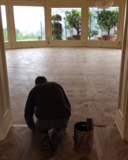 Trattamento di pavimenti in legno antichi